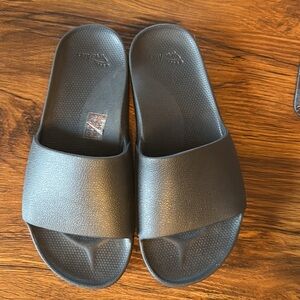 Archies black slide sandals women’s 6 men’s 5 
Super comfortable!!